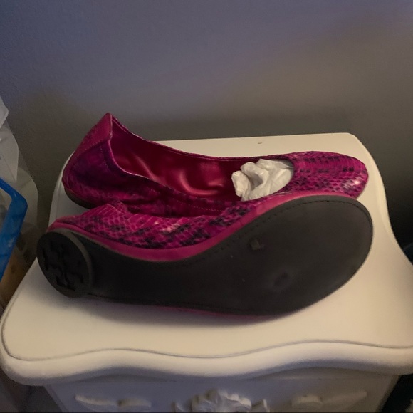 Tory Burch snake skin flats in magenta - Picture 3 of 3